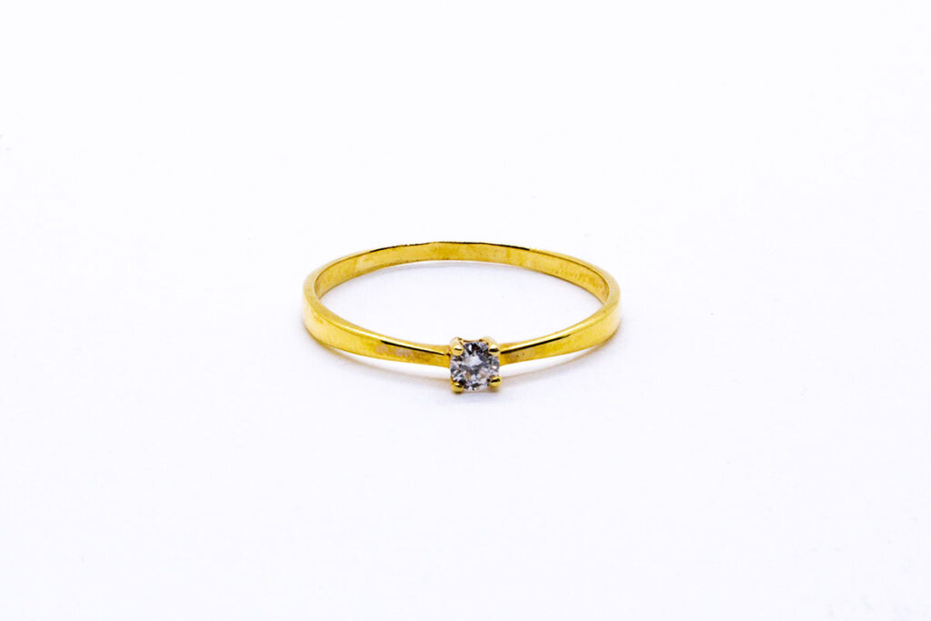 SORTIJA CON DIAMANTE EN ORO AMARILLO DE 18 QUILATES