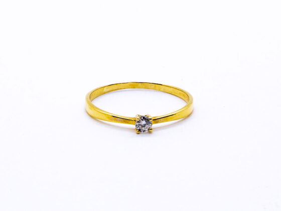 Sortija con diamante en oro amarillo de 18K